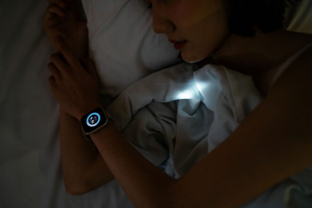 Sleep-tracking device showing deep-sleep stages, illustrating magnesium’s role in supporting healthy sleep cycles.